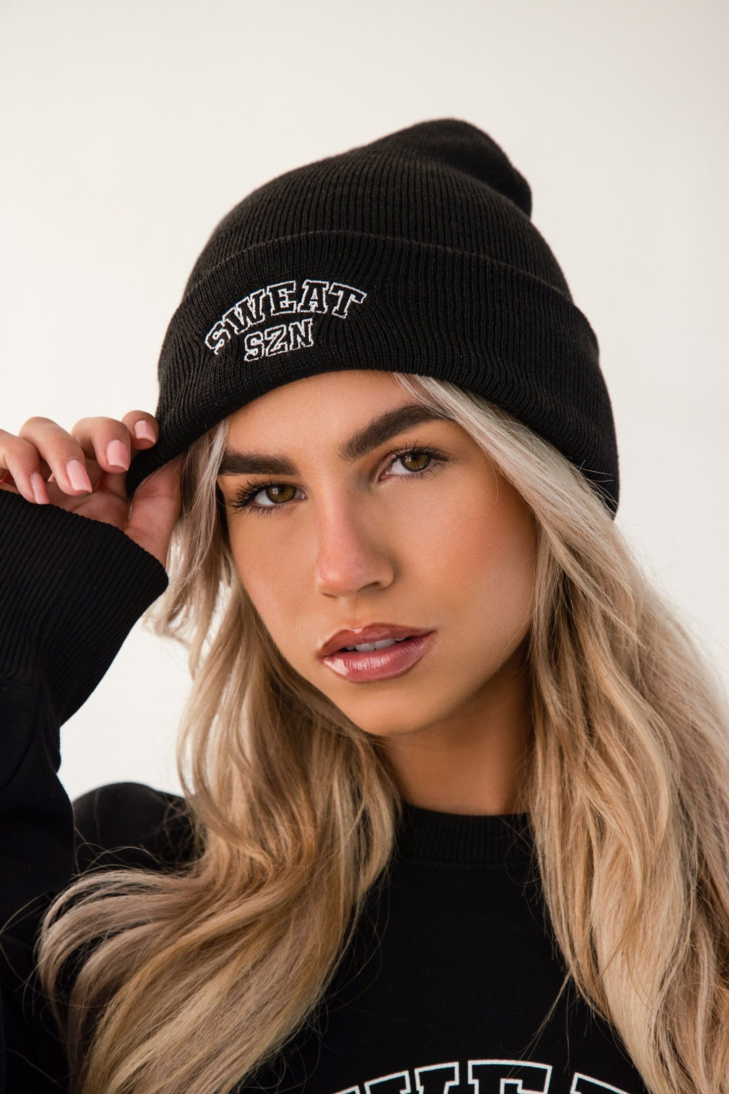 BLACK VARSITY LOGO BEANIE HAT