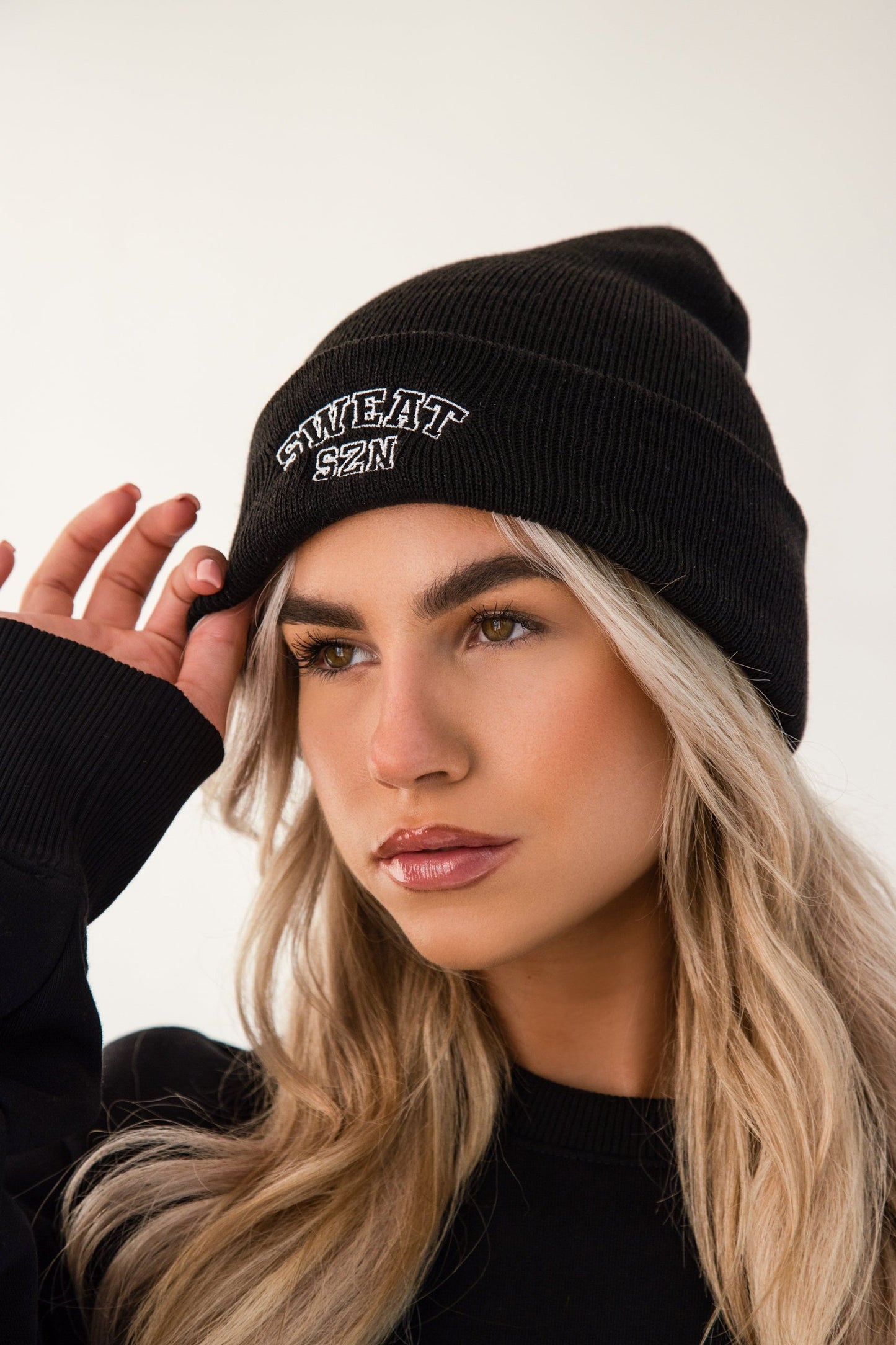 BLACK VARSITY LOGO BEANIE HAT