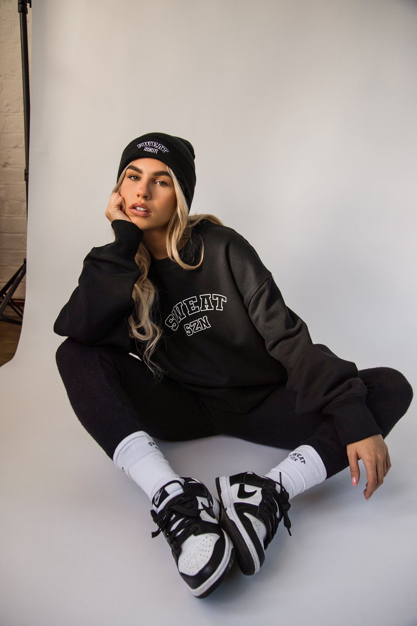 BLACK VARSITY LOGO OVERSIZED SWEATSHIRT