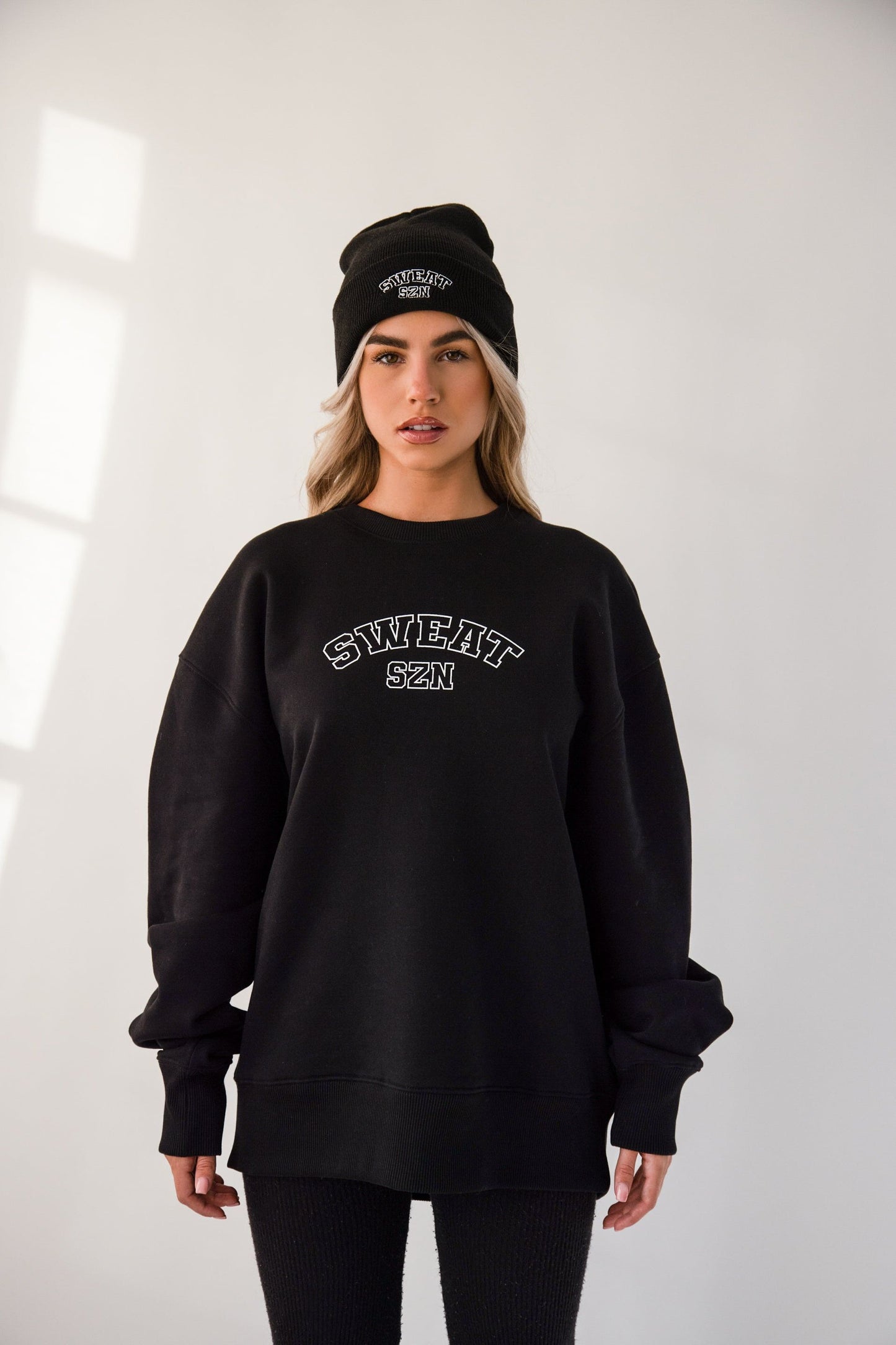 BLACK VARSITY LOGO OVERSIZED SWEATSHIRT