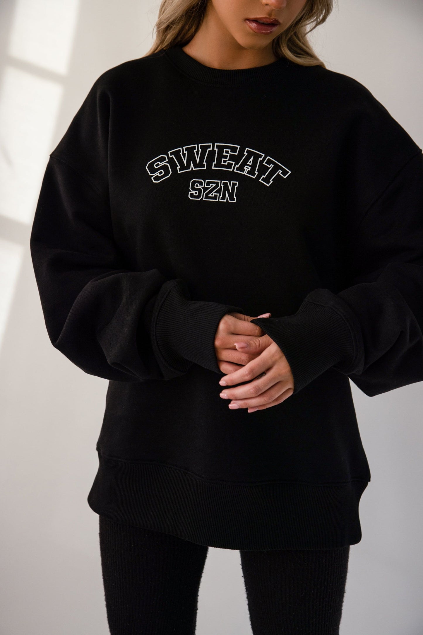 BLACK VARSITY LOGO OVERSIZED SWEATSHIRT